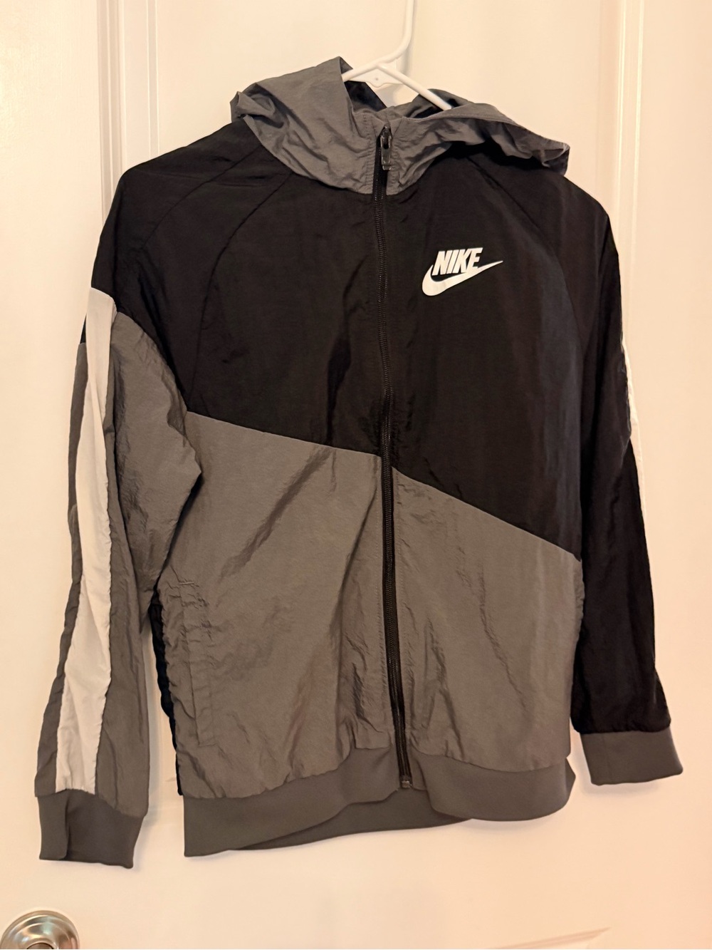Nike Boys Black & Gray Windbreaker Jacket with Hood - size Large